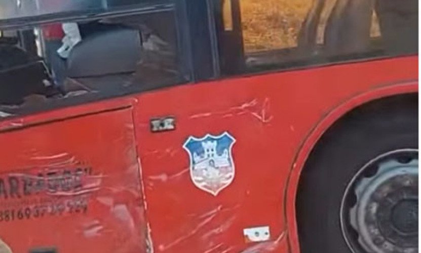 DRAMA NA ZELENOM VENCU: Autobus izleteo sa puta, pa se zakucao u hidrant