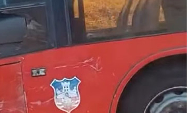 DRAMA NA ZELENOM VENCU: Autobus izleteo sa puta, pa se zakucao u hidrant