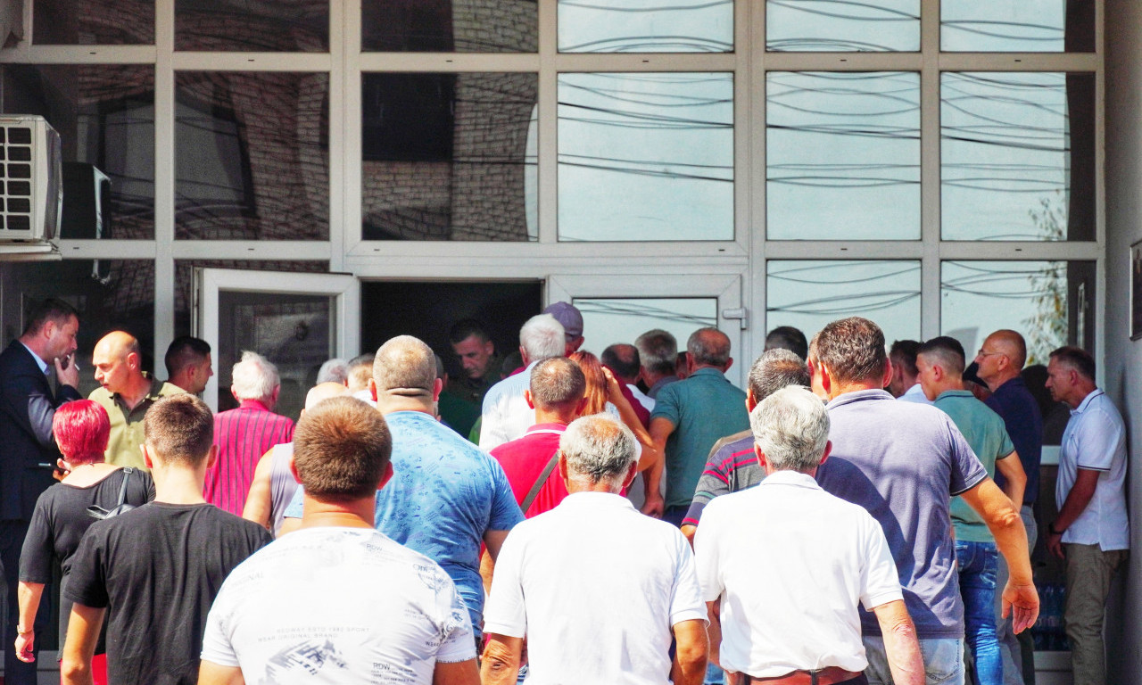 Pune ulice LJUBOVIJE pred dolazak VUČIĆA! Premijer okarakterisao VAŽAN RAZGOVOR kao festival demokratije (FOTO)