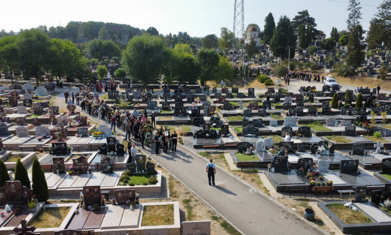 Pogledajte najtužnije momente sa SAHRANE BORE ČORBE! Ljudi u suzama dok se čuo njegov najveći hit (FOTO+VIDEO)