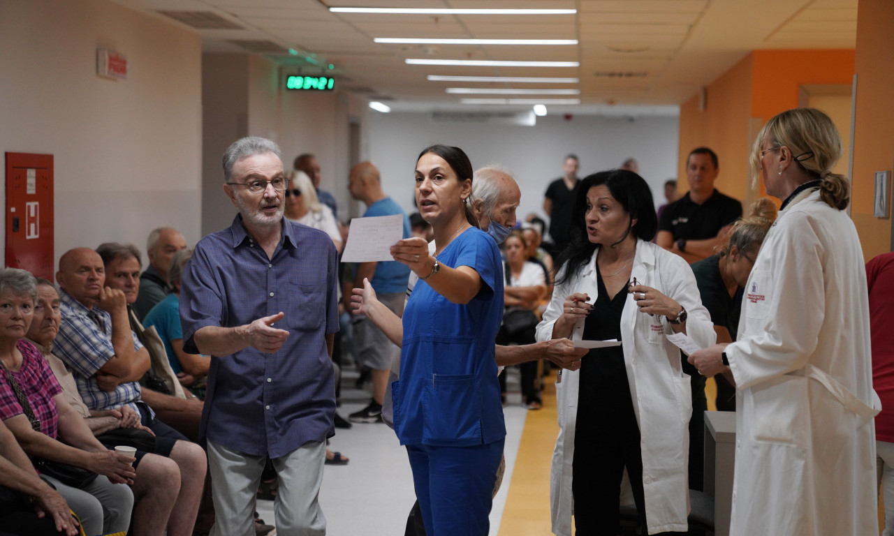 DRAMA U BEOGRADSKOM DOMU ZDRAVLJA Pretio smrću doktorkama, pa bacio stolice na njih i sve izlomio!