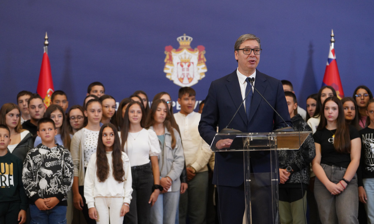 VUČIĆ sa učenicima povodom Dana nacionalne zastave: Ovo je praznik SRPSKOG NARODA, ma gde on živeo