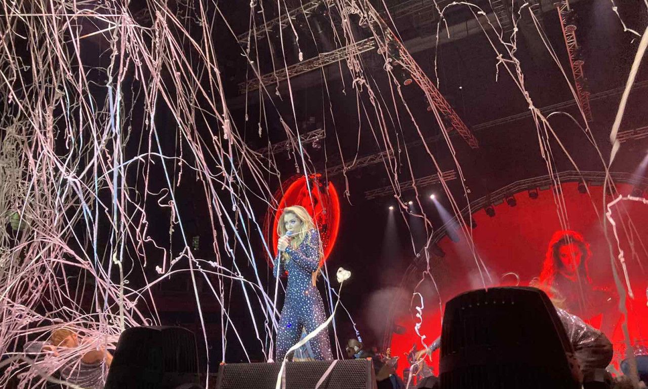 TEIN SPEKTAKL U ARENI: Na binu izašla sa igračima, a stajling je TOP, evo ko joj je prva GOŠĆA! (FOTO/VIDEO)