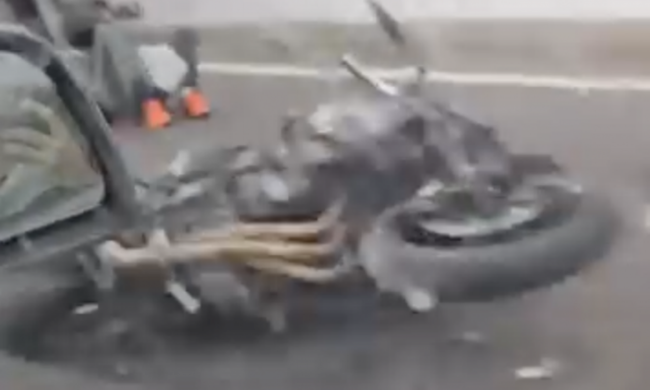 TEŠKA NEZGODA kod Bubanj potoka! Žestok sudar motocikla i KAMIONA, motociklista LEŽI NA PUTU (VIDEO)