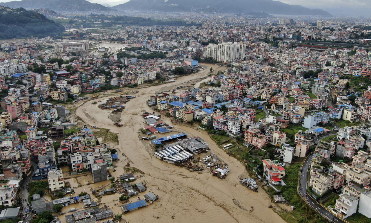 STRAVIČNE SLIKE IZ NEPALA! Neviđene POPLAVE odnele najmanje 100 života, građani u panici tragaju za NESTALIMA (VIDEO)