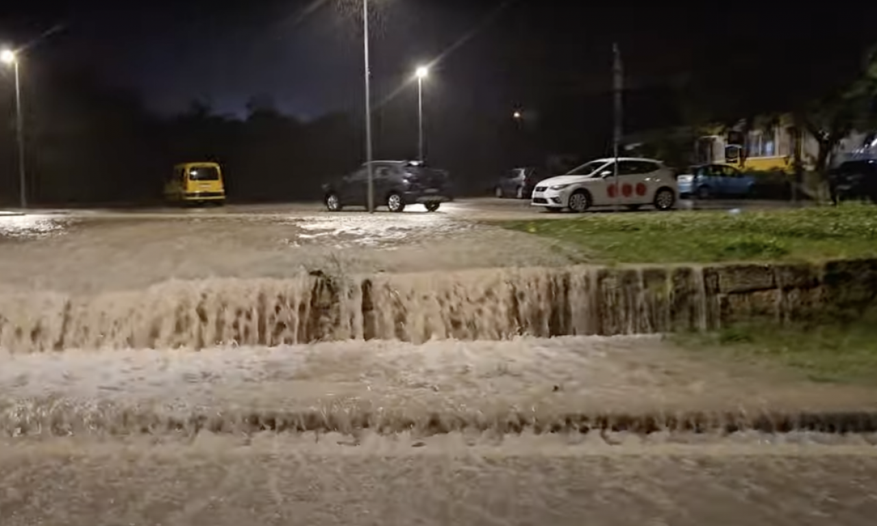 Da li nam STIŽE NEVREME IZ HRVATSKE? Bujice vode na ulicama nose sve pred sobom, izdato i UPOZORENJE (VIDEO)