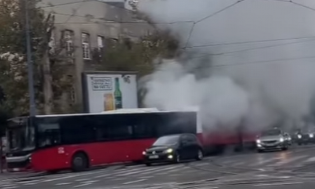 ZAPALIO se gradski AUTOBUS pun  putnika i to usred vožnje!