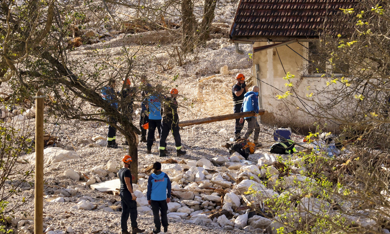 POTRESNE slike iz Jablanice! Bračni par nađen ZAGRLJEN ispod vode, jedna baka svesno umrla da bi spasla BEBU