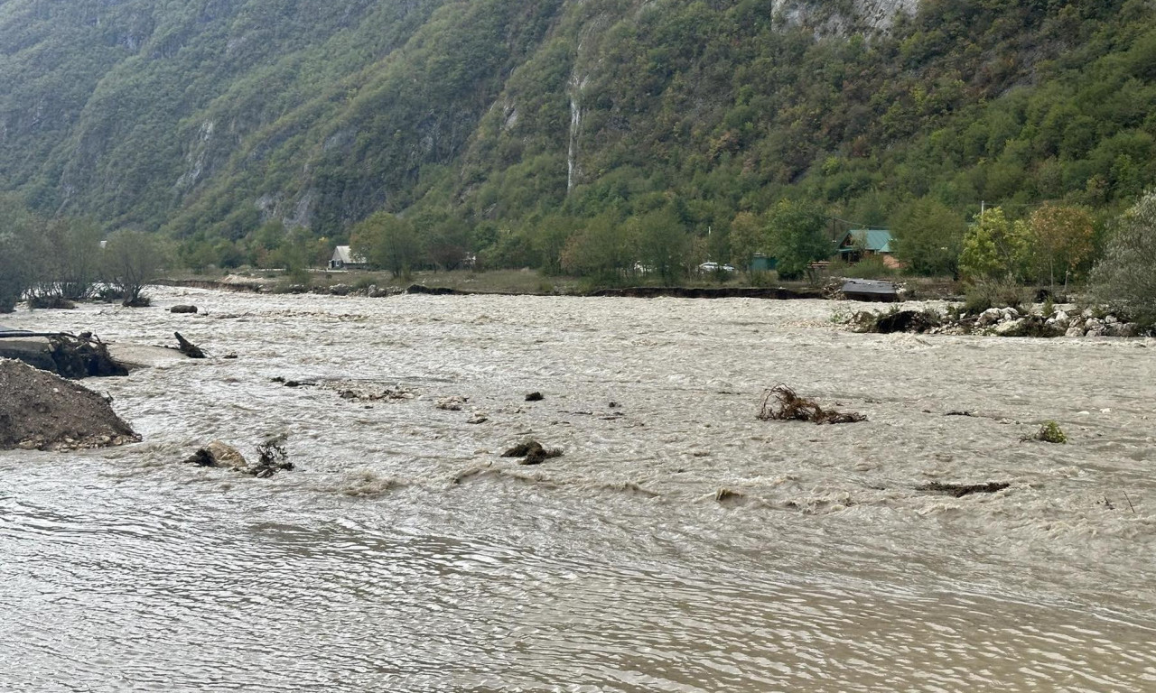 TURISTI ZAROBLJENI u Crnoj Gori! Nezapamćeno NEVREME odnelo MOSTOVE, voda cepa asfalt - grad u MRAKU (VIDEO)