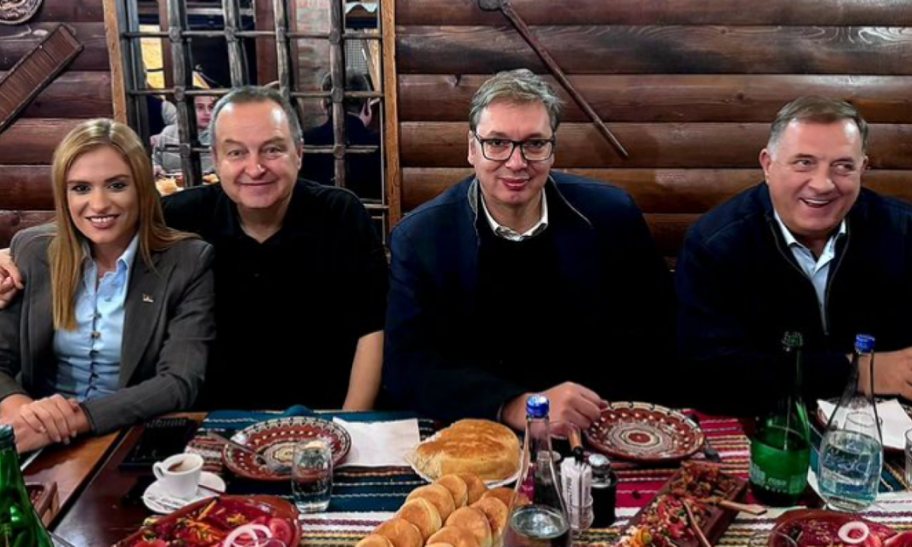 VUČIĆ SE OGLASIO PRED UTAKMICU SRBIJE: Šaljivom porukom i u sjajnom društvu ČEKA MEČ!  (FOTO)