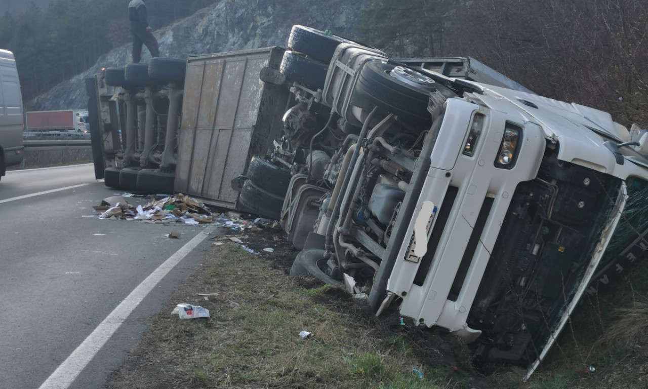 BLOKIRAN PUT: Prevrnuo se ŠLEPER, saobraćaj zaustavljen (FOTO)