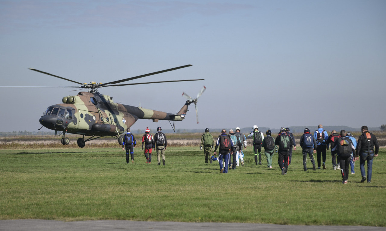 SKAČE PADOBRANOM SA 78 GODINA: "Padobranski skok veterana" na aerodromu "Lisičiji jarak"