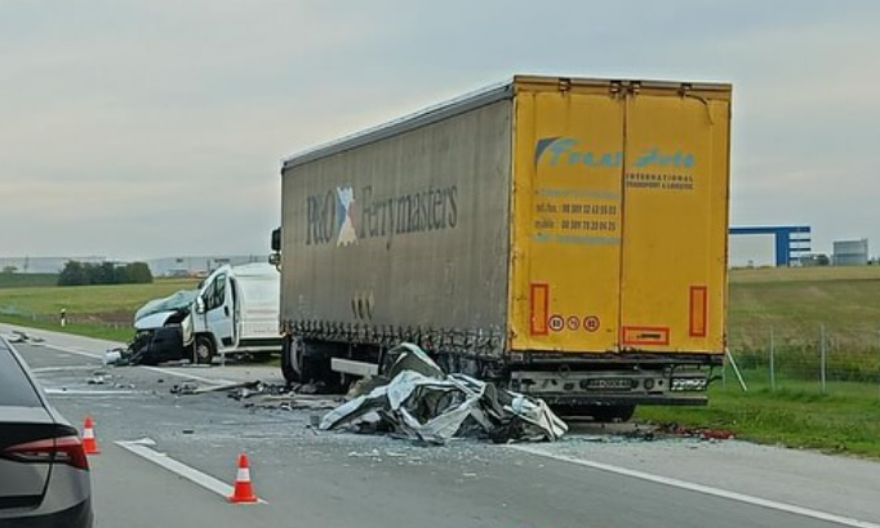 KOMBI "ODSEČEN" POSLE SUDARA SA KAMIONOM: Stravična nesreća na autoputu kod Banovaca (FOTO)