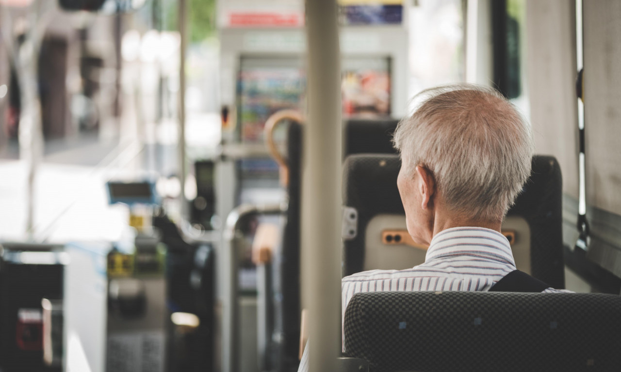 MATORI PEDOFIL u BEOGRADSKOM AUTOBUSU! Deda PIPKAO DEVOJČICU, a onda su uskočile ŽENE...