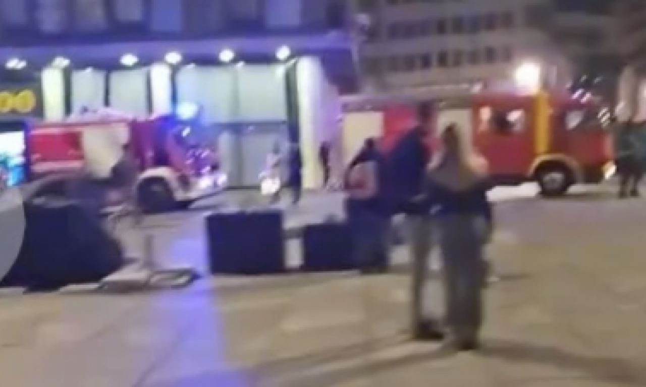 POLICIJA I VATROGASCI POD ROTACIJOM: Veliki požar u KNEZ MIHAILOVOJ! (VIDEO)