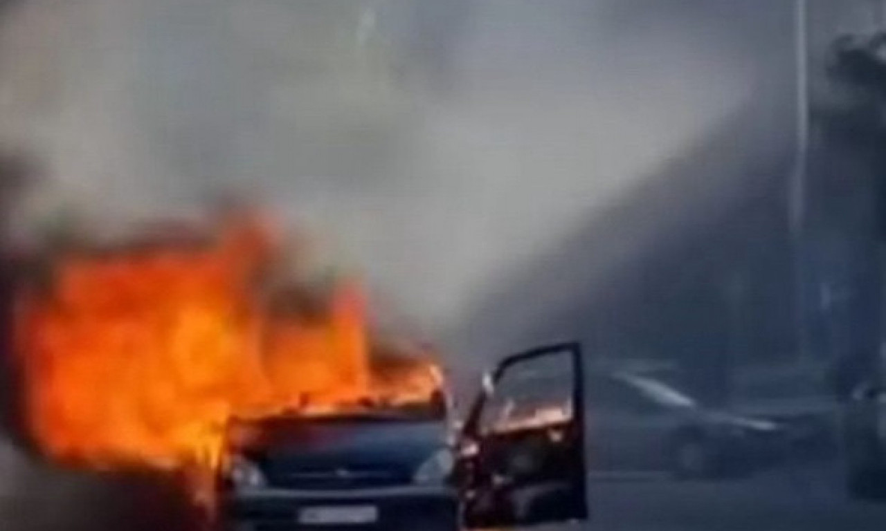 Gori automobil kod tržnog centra "Big" na Karaburmi! Ogroman plamen i crni dim svuda na ulici!