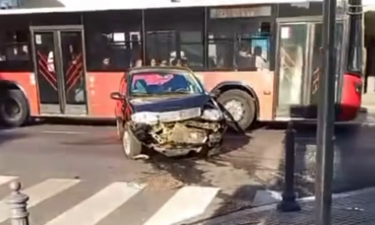 IZGUBIO KONTROLU, PA "POKUPIO" STUB: Nesreća u Zemunu, prednji deo vozila UNIŠTEN! (VIDEO)