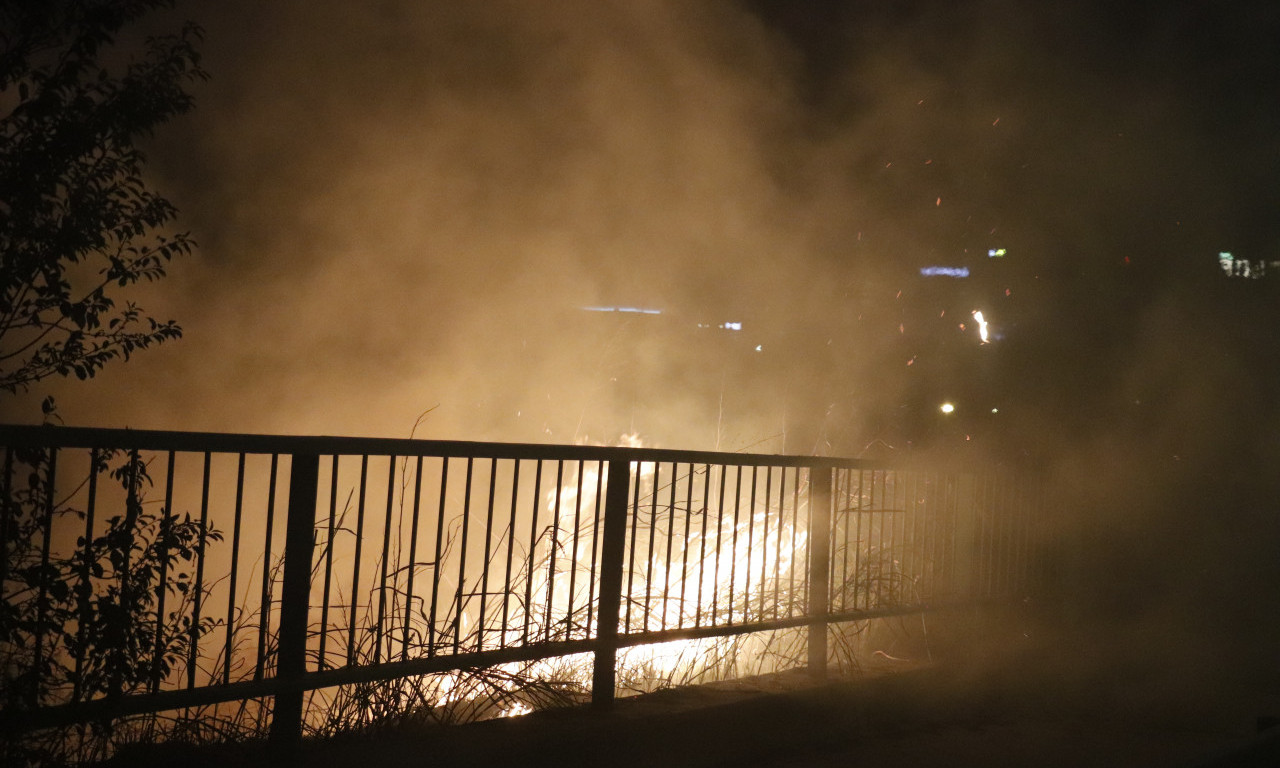 VATROGASCI SE BORE SA VATRENOM STIHIJOM: Drama na magistralnom putu, od dima SE NIŠTA NE VIDI! (FOTO)