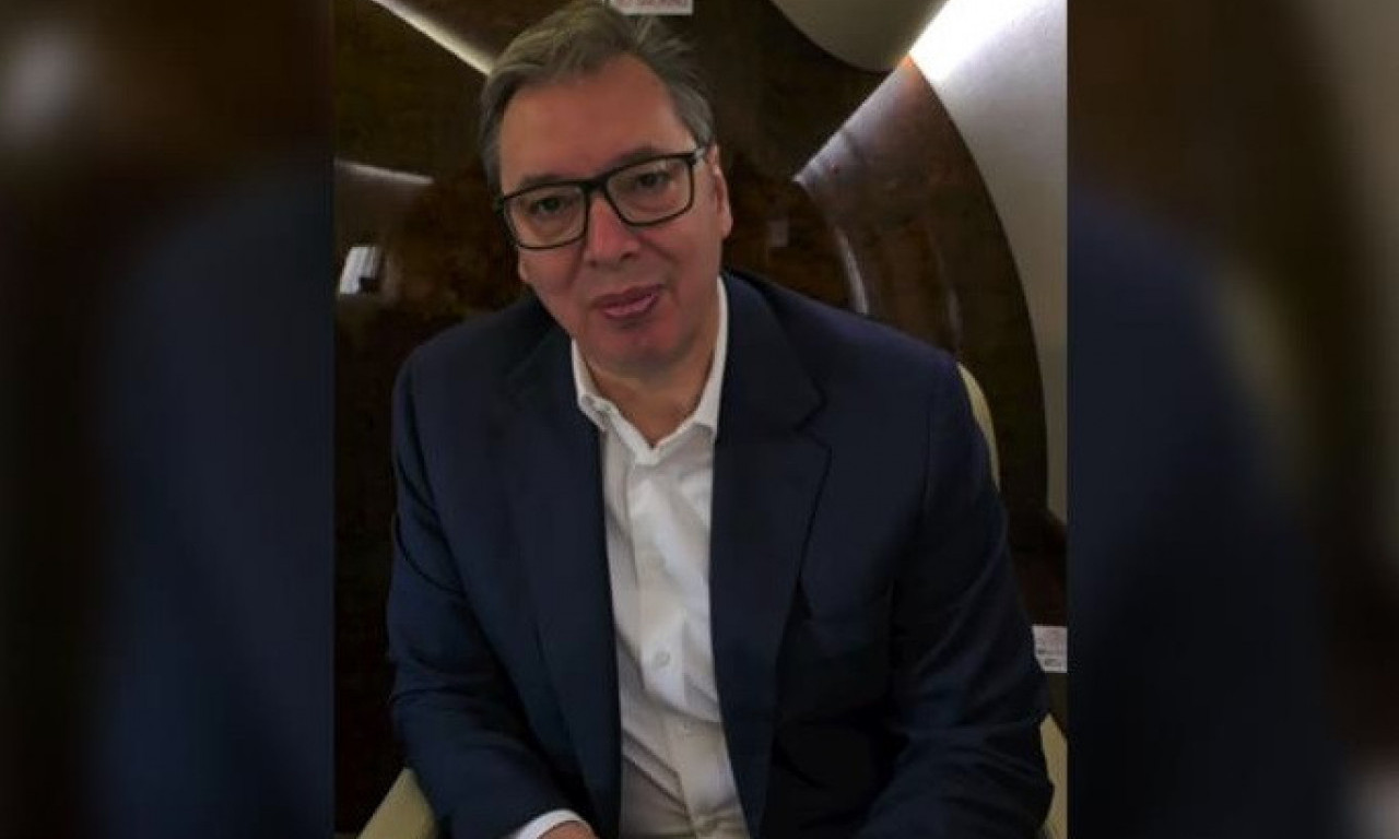 Oglasio se VUČIĆ IZ AVIONA na putu za Slovačku! Pogledajte kako se predsednik našalio pred VELIKI SASTANAK (VIDEO)