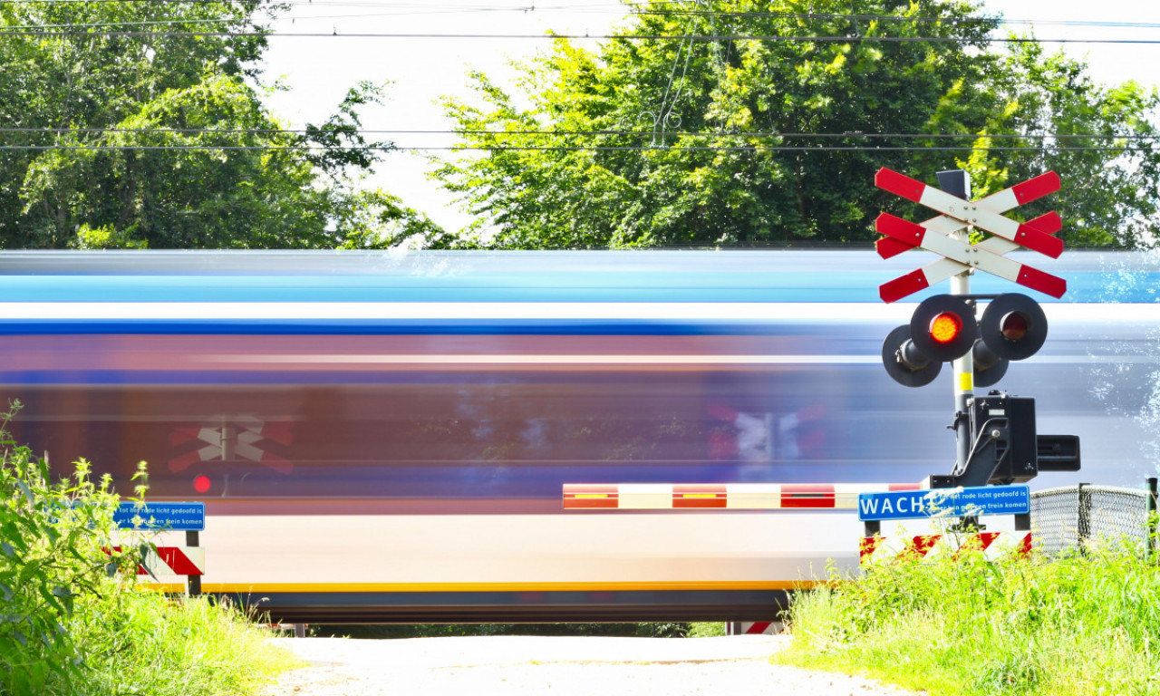 VOZ NALETEO NA AUTOMOBIL! Teško povređen MLADIĆ hitno prevezen u bolnicu