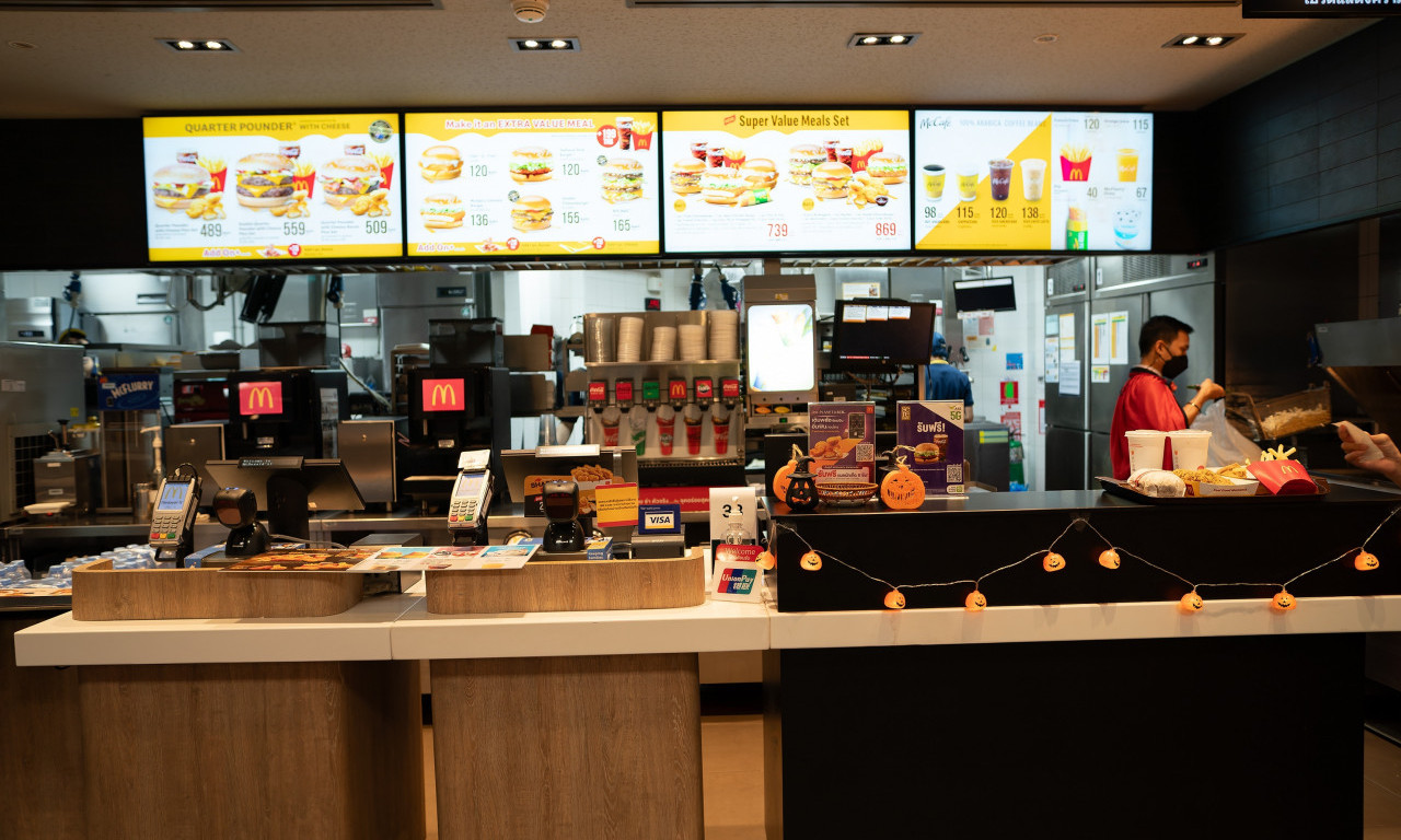 Panika posle VELIKOG TROVANJA u Mekdonaldsu! HAMBURGER se povlači iz više zemalja, ovo su SIMPTOMI zaraženih