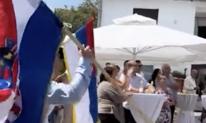 Snimak sa SRPSKO-HRVATSKE SVADBE zapalio mreže! Svi gledaju u detalj u rukama SVATOVA dok prilazi MLADA (VIDEO)