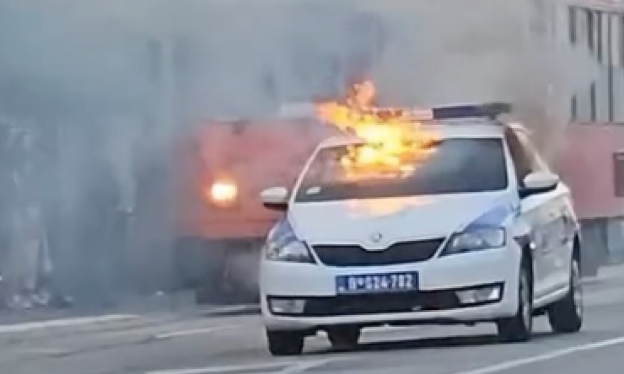 GORI POLICIJSKO VOZILO: Drama u centru Beograda (VIDEO)