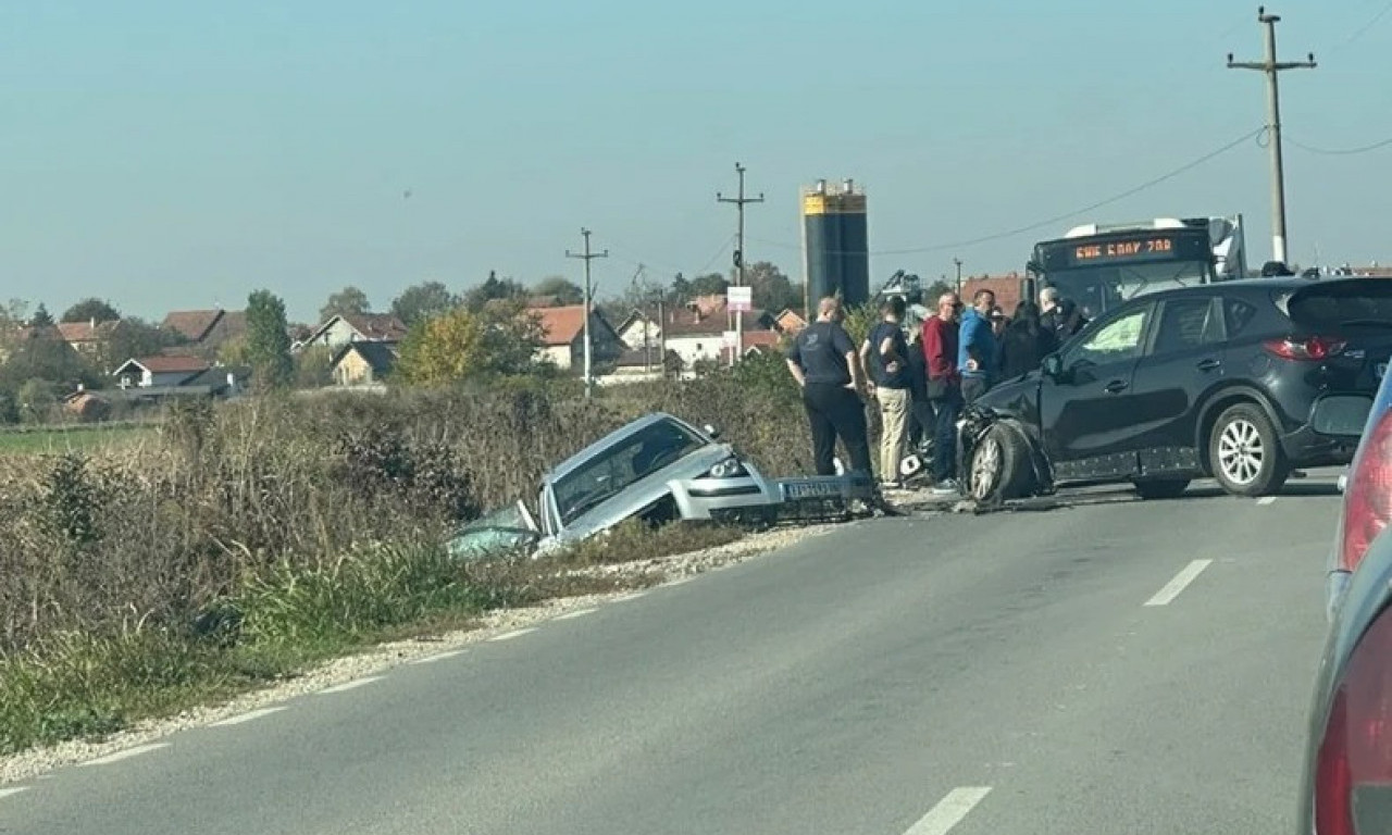 TEŽAK UDES KOD SURČINA! Jedno vozilo zgnječeno, a drugo završilo u jarku (FOTO)