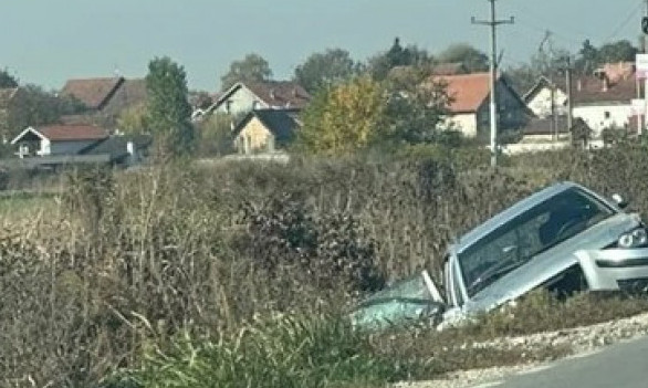 TEŽAK UDES KOD SURČINA! Jedno vozilo zgnječeno, a drugo završilo u jarku (FOTO)