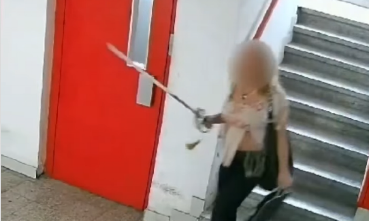 ŽENA U ZGRADI ŠETA SA SABLJOM I PRETI KOMŠIJAMA: Stanari trpe neviđeno NASILJE, zastrašuje i DECU (VIDEO)