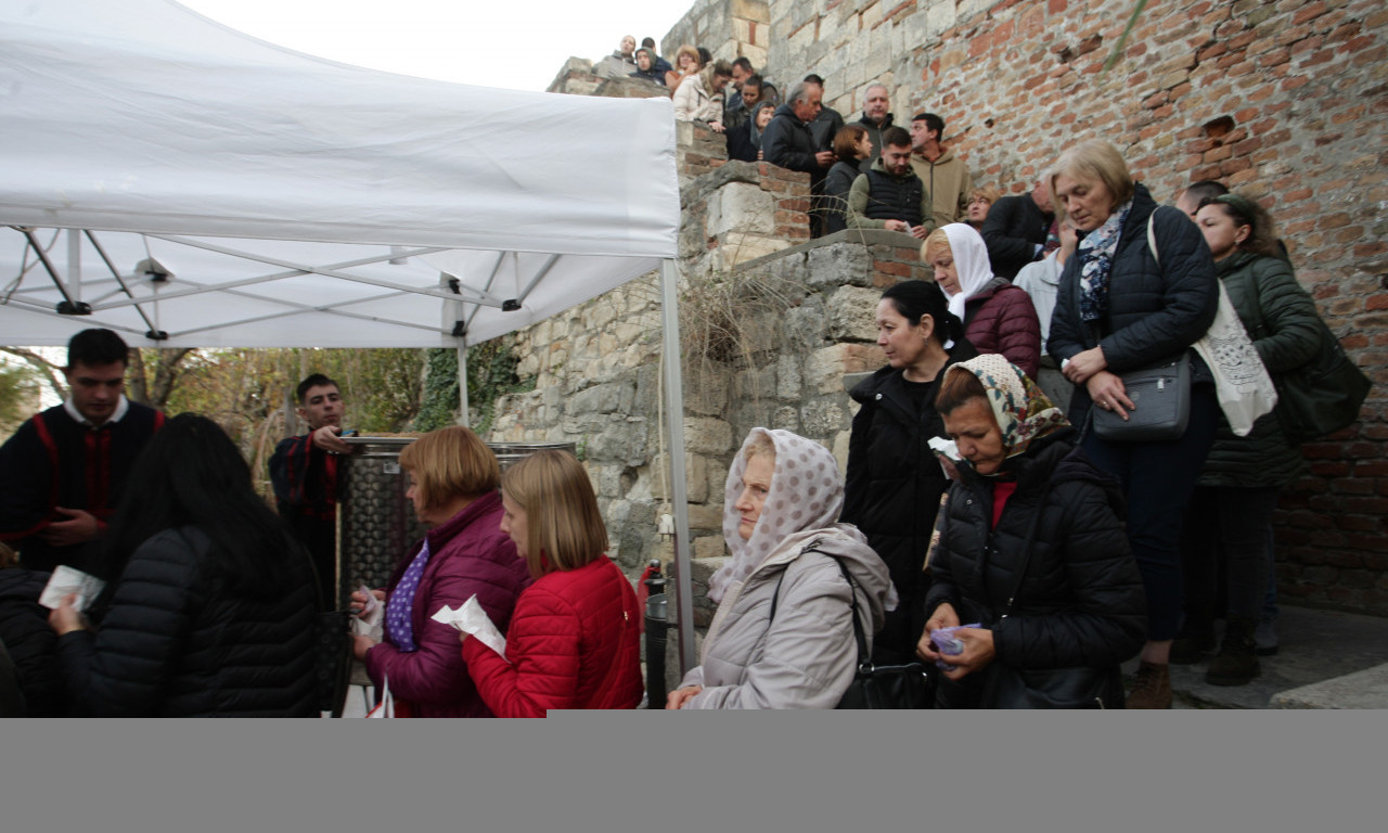 SVETA PETKA SABRALA NAROD! Velelepan prizor na Kalemegdanu, hiljade ljudi došlo po ČUDOTVORNU vodu (VIDEO)