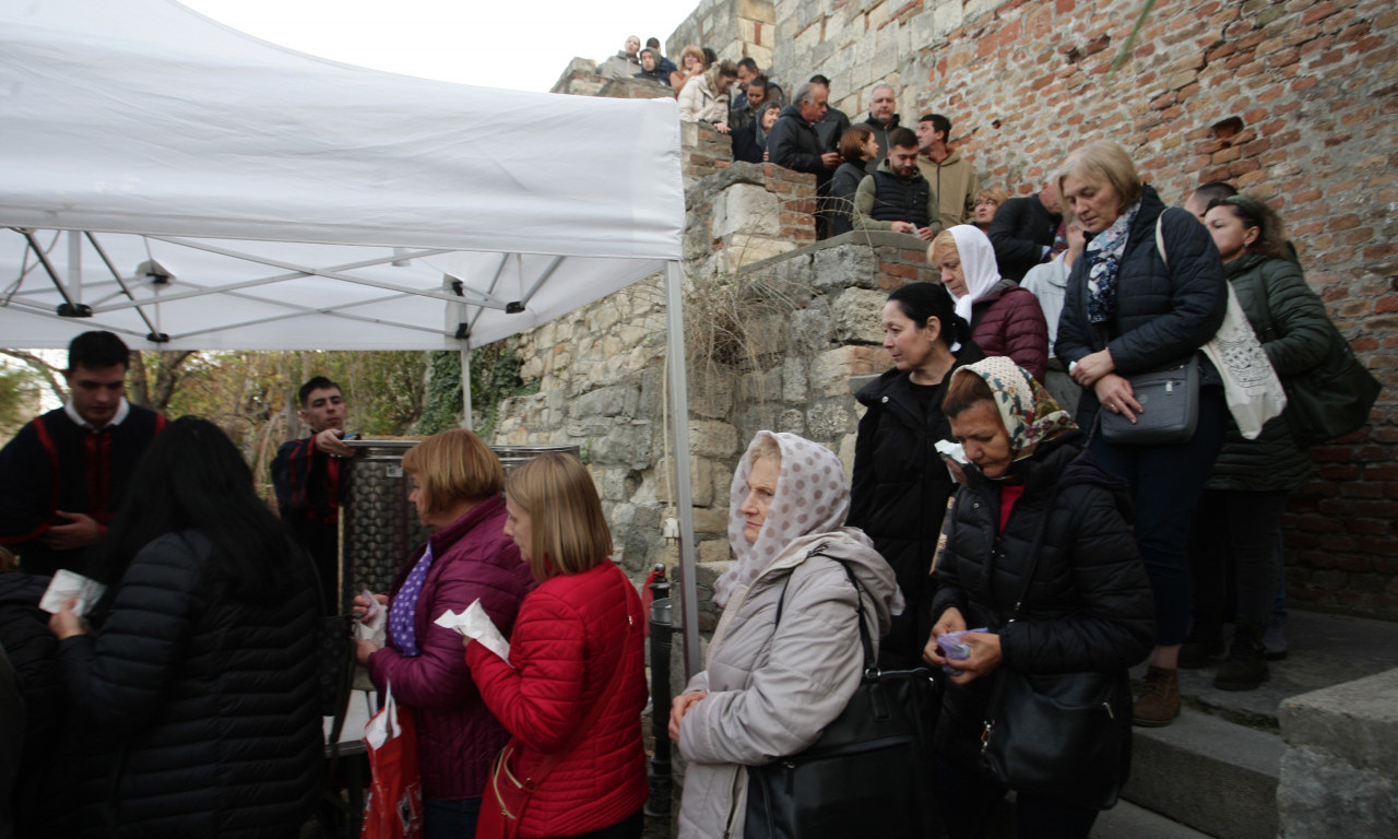 SVETA PETKA SABRALA NAROD! Velelepan prizor na Kalemegdanu, hiljade ljudi došlo po ČUDOTVORNU vodu (VIDEO)