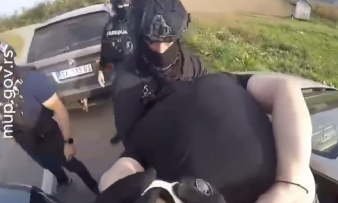 "IZLAZI, RUKE GORE": Pogledajte akciju hapšenja u Rumi, policija zaustavila vozila, odjekuju sirene! (VIDEO)