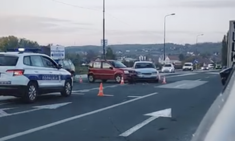 KO JE KRIV? Prednji deo fijata zgužvan, policija vrši uviđaj (VIDEO)