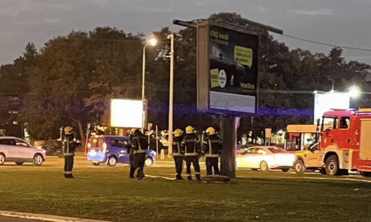 NEKO JE ZAPALIO BILBORD NA NOVOM BEOGRADU? Veliki broj vatrogasaca na licu mesta (FOTO)