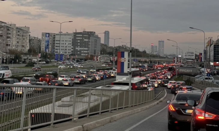 TOTALNI KOLAPS U BEOGRADU! Saobraćaj jedva da se pomera, ljudi izlaze iz kola i nastavljaju peške (FOTO)