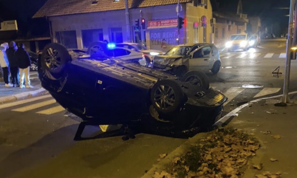 PREVRNUO SE AUTOMOBIL U ZEMUNU! U direktnom sudaru jedan ostao na krovu, drugi zgužvan (FOTO)