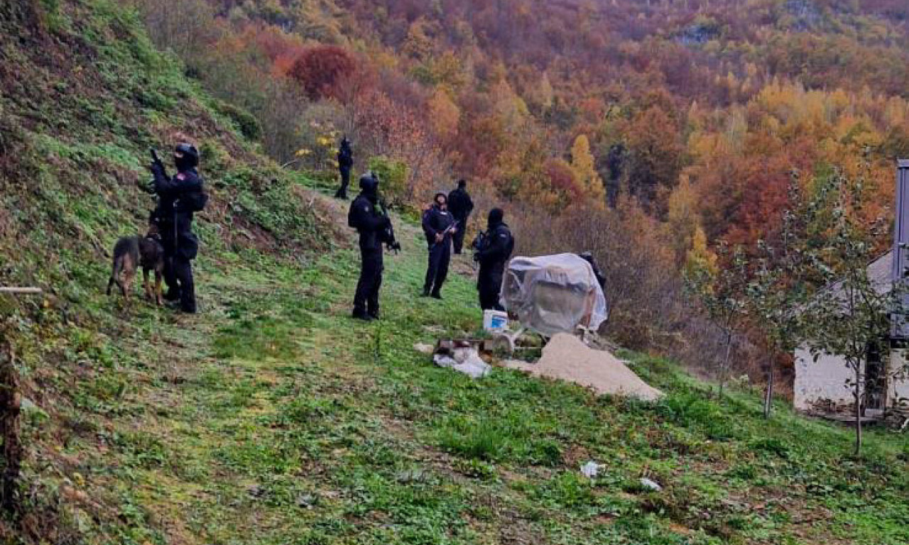 ALIJA PEŠKE PREŠAO 150 KILOMETARA: Teren jako težak, prešao ga za nekoliko dana, policija mu za petama (FOTO)