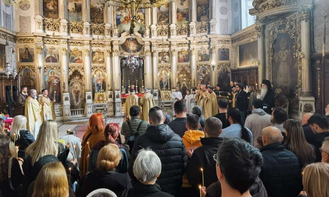 ODRŽAN POMEN STRADALIMA U NOVOM SADU: Veliki broj vernika okupio se u molitvi za duše žrtava (FOTO+VIDEO)