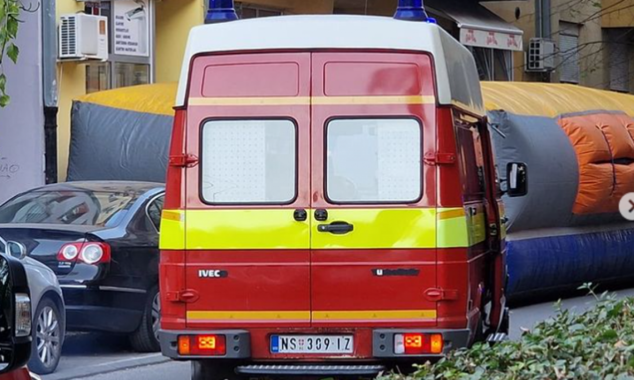 MUŠKARAC PRETI DA ĆE DA SKOČI SA ZGRADE: Drama u Novom Sadu, Hitna pomoć, varogasci i policija na licu mesta (FOTO)