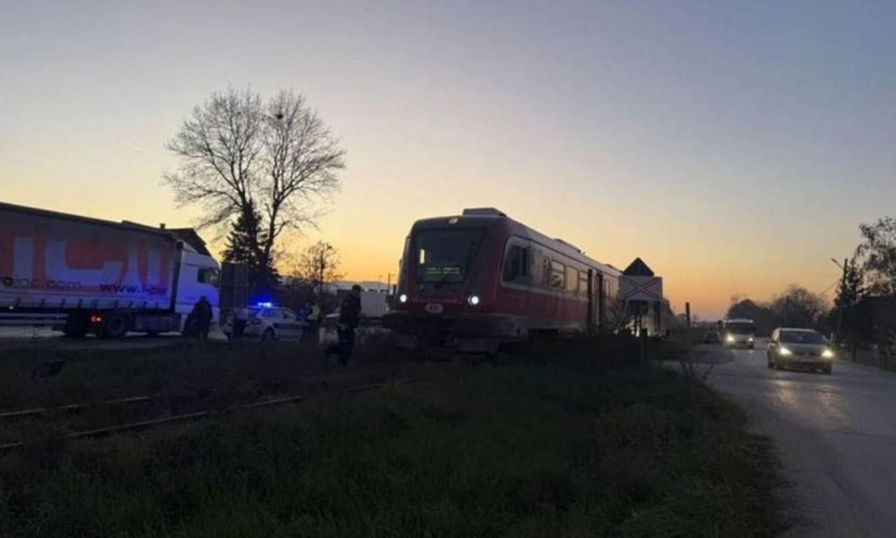 VOZ UDARIO U KAMION KOD VRNJAČKE BANJE: Obustavljen železnički saobraćaj (FOTO)