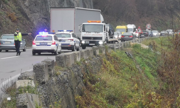 POGINULA ŽENA U TEŠKOJ NESREĆI! U automobilu bilo još petoro ljudi