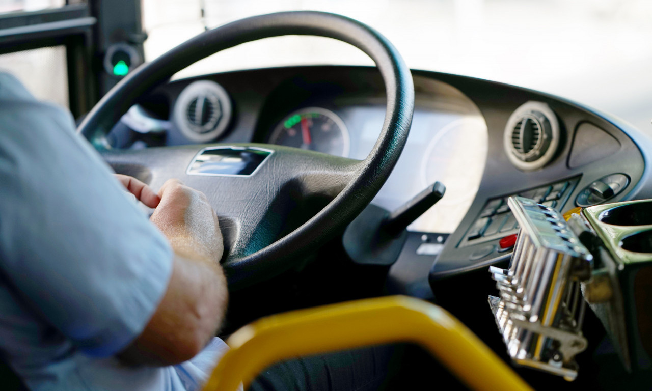 NASILNICI PRETUKLI VOZAČA AUTOBUSA NA BANOVOM BRDU! Pravili haos, maltretirali putnike, a onda ga napali