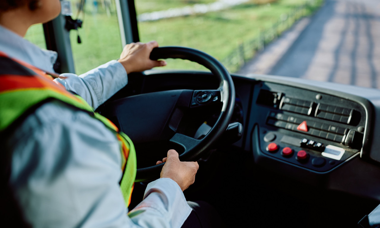 VOZAČ UMRO ZA VOLANOM Autobus sleteo s puta, ima povređenih!