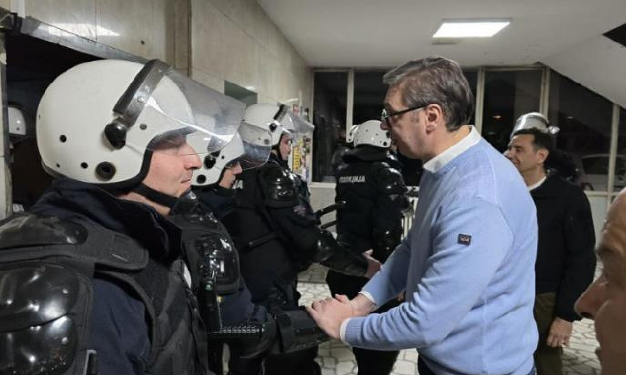 VUČIĆ POSETIO POLICAJCE U NOVOM SADU: Uzdržali ste se i pokazali odgovornost (FOTO)