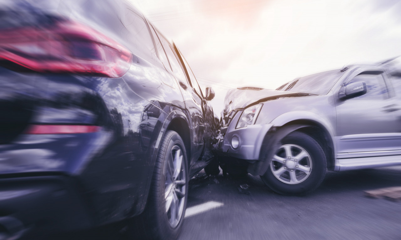 TEŠKA SAOBRAĆAJKA KOD ZRENJANINA! Jedan mrtav, dete teško povređeno, automobili smrskani (FOTO)