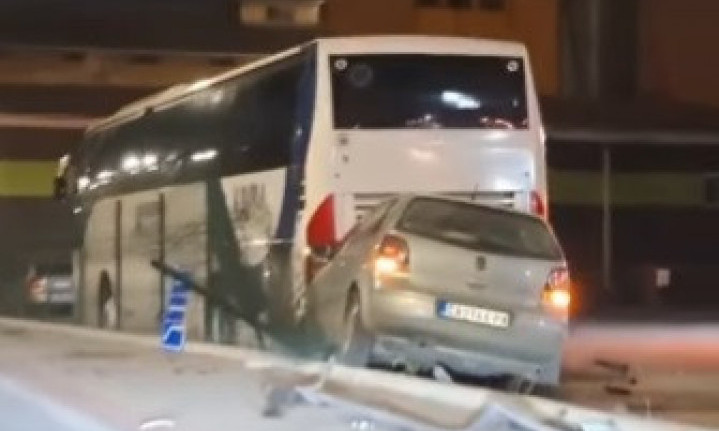 TEŽAK UDES U ČAČKU! Automobil se zakucao u autobus, svi se pitaju - kako je ovo uspeo  (VIDEO)