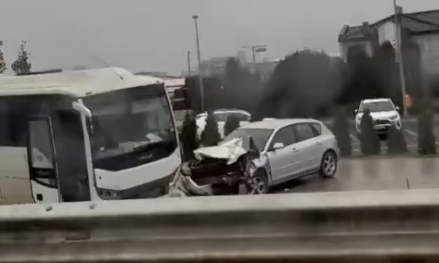 DIREKTAN SUDAR U KRUŠEVCU! Automobil zgužvan, autobus zakrčio put (VIDEO)