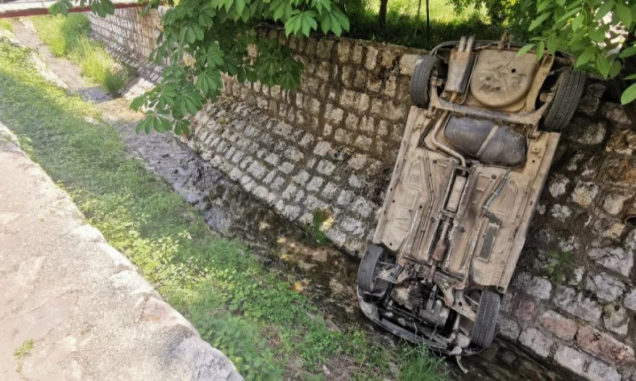 TEŠKA SAOBRAĆAJKA U NOVOM PAZARU: Vozač nije povukao ručnu, pa automobil završio u Jošanici