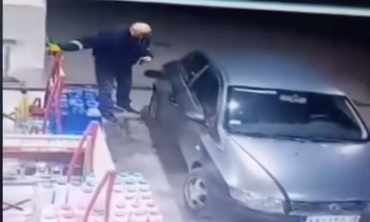 DA LI STE VIDELI OVOG ČOVEKA? Neverovatna krađa na benzinskoj pumpi, ali kamere su sve snimile (VIDEO)